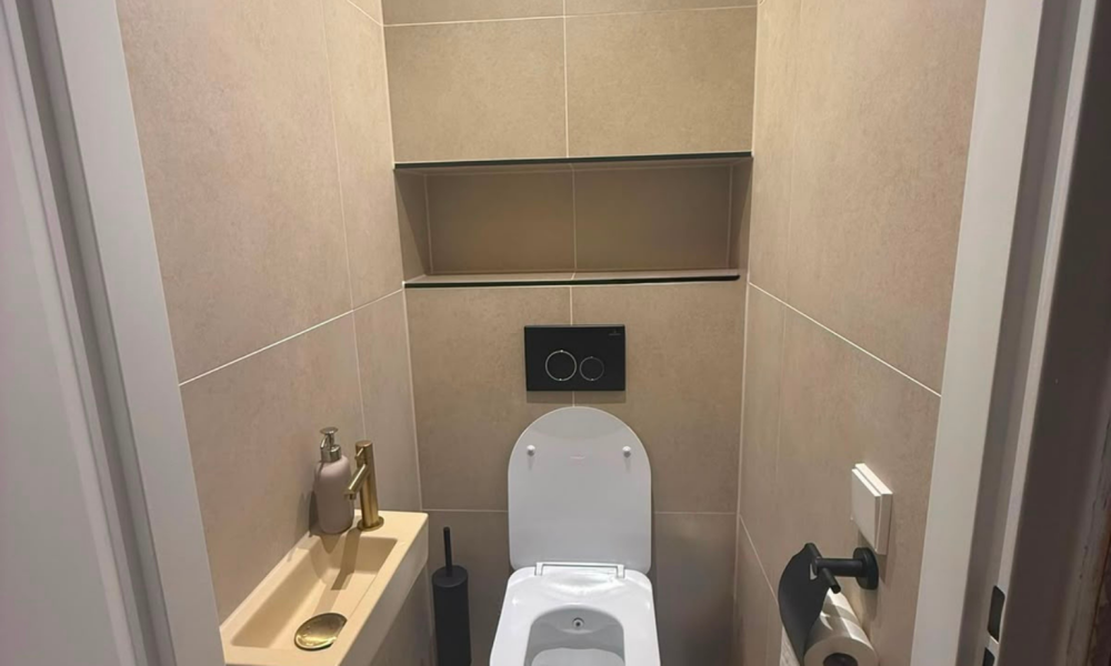 klein-hangend-toilet-Amsterdam-na
